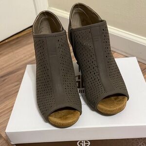 Giani Bernini Brown Peep-Toe Heels